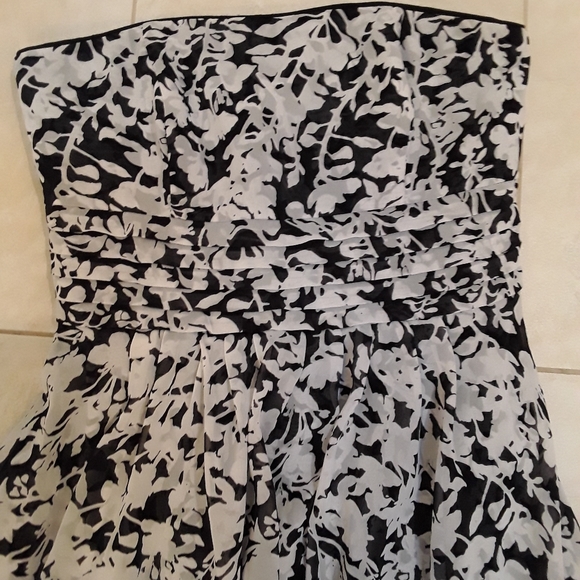 White House Black Market Strapless Dress - Picture 5 of 12